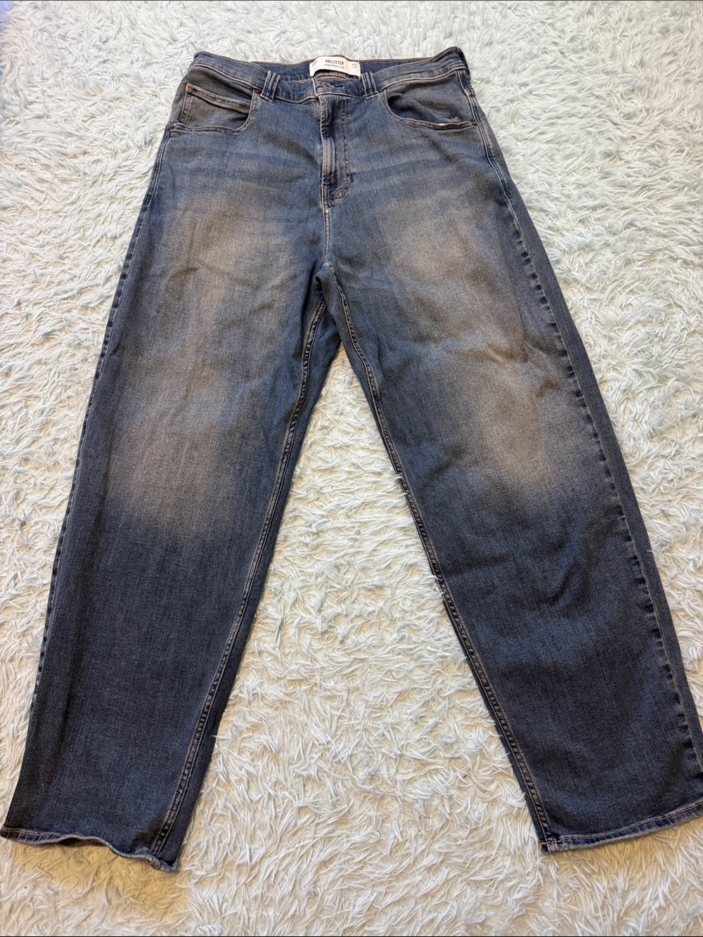 Hollister Men's baggy skater Jean. Faded Blue Jeans 33x32.